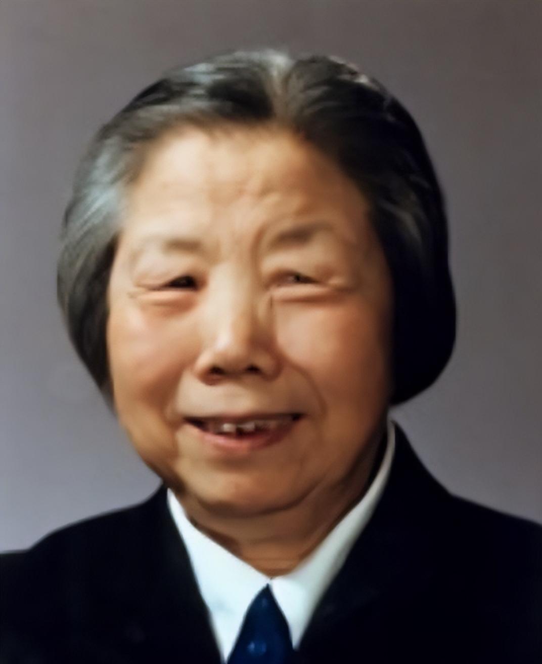 1992年邓颖超去世后，她的秘书赵炜向中央提出了四个要求，然而中央回应称：“即便