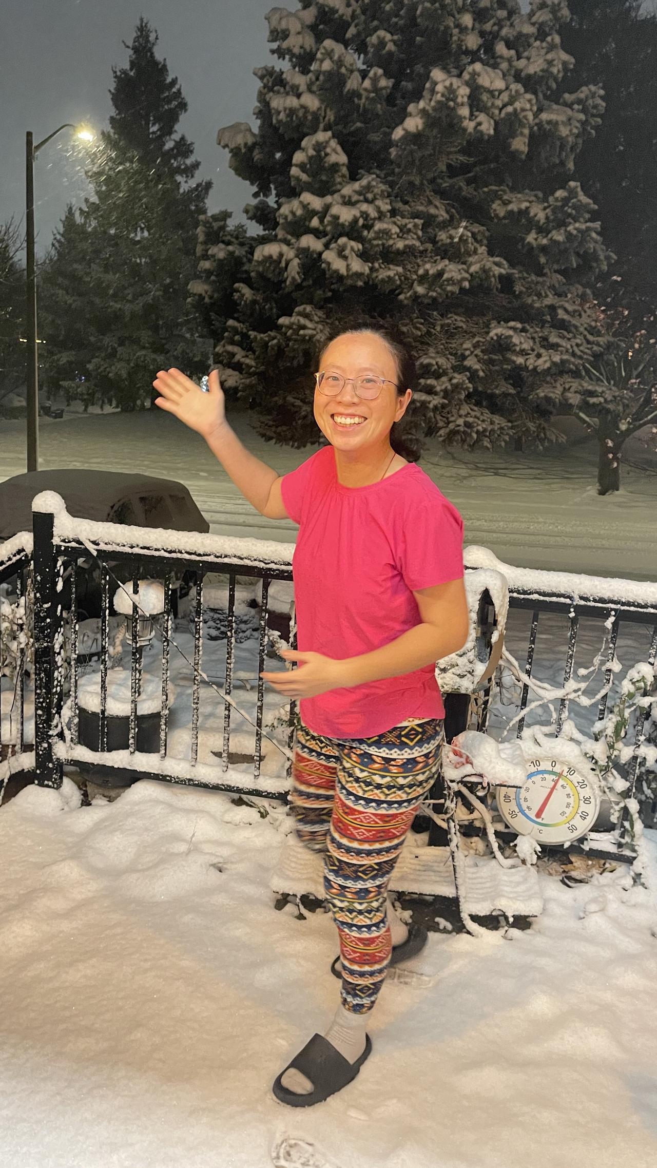 据说是史诗级暴雪 早早睡吧 雪铲子拿到门口了 免得封家出不去～
