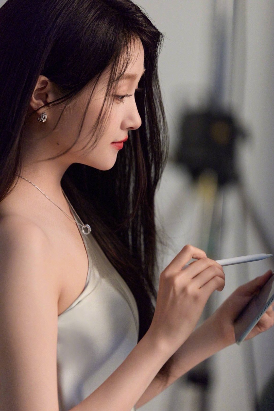 关晓彤与青色的适配度关晓彤青色缎面长裙只想说好美好美啊！！这一身青色的搭配瞬间感
