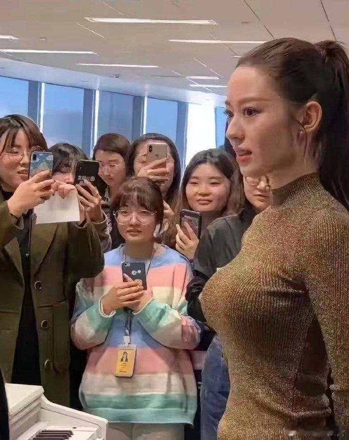 一直以为吉娜的傲人身姿是纯天然的呢 ​ ​​​