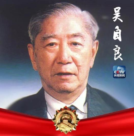 他43岁被秘密召进北京，领到一张纸条：“去上海，找一间没挂牌的工厂，造一种‘看不