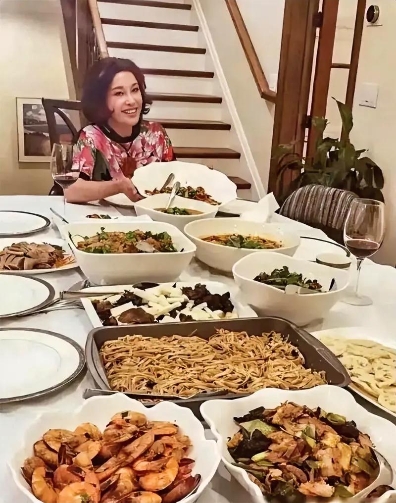刘晓庆最近晒出她的吃饭照，感觉很无聊。
你吃多大餐，也只是填饱肚子；你住多大宅院