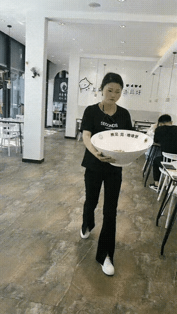 在这么大的碗里，放这么多的面！