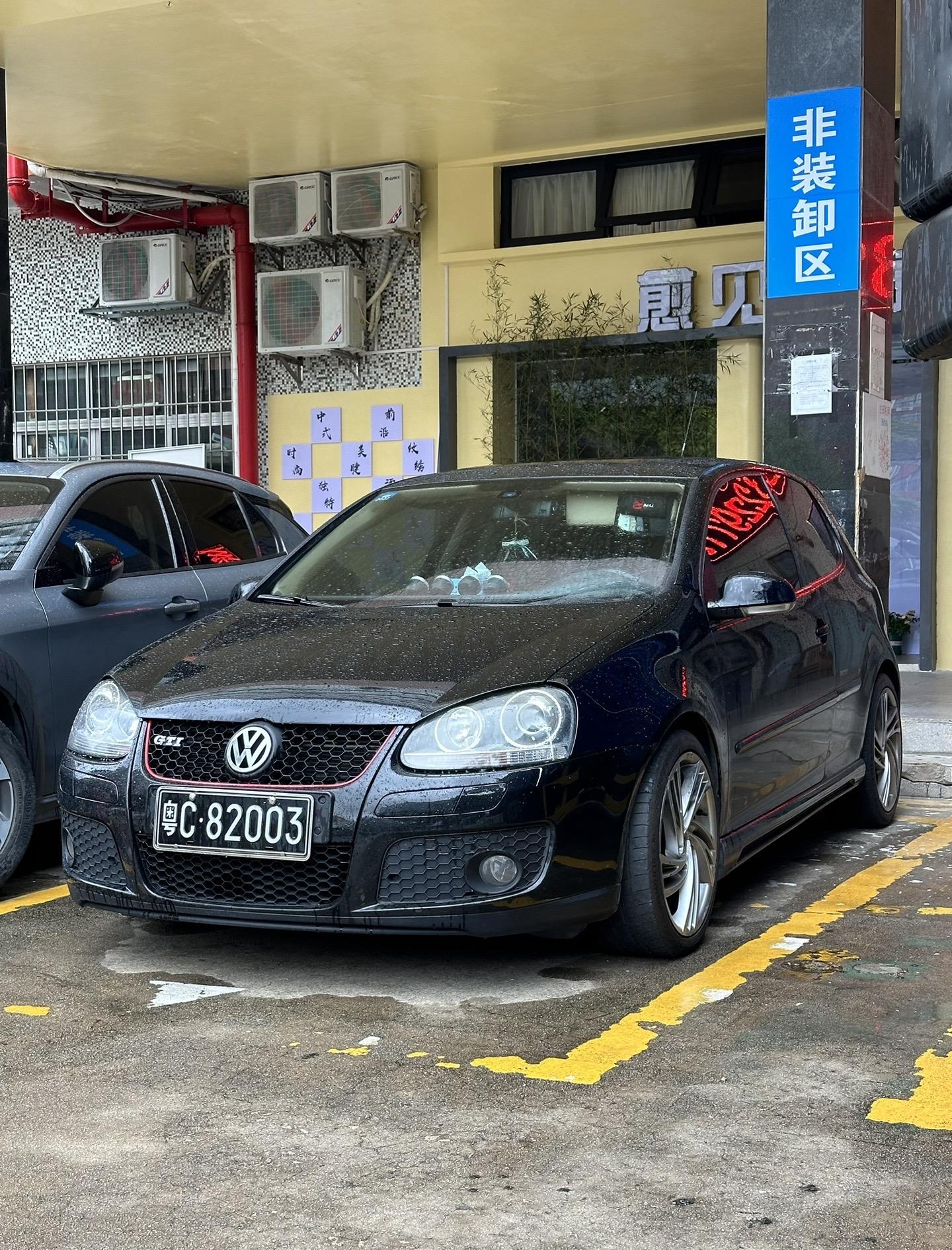 一手黑牌双门大众高尔夫GTI.