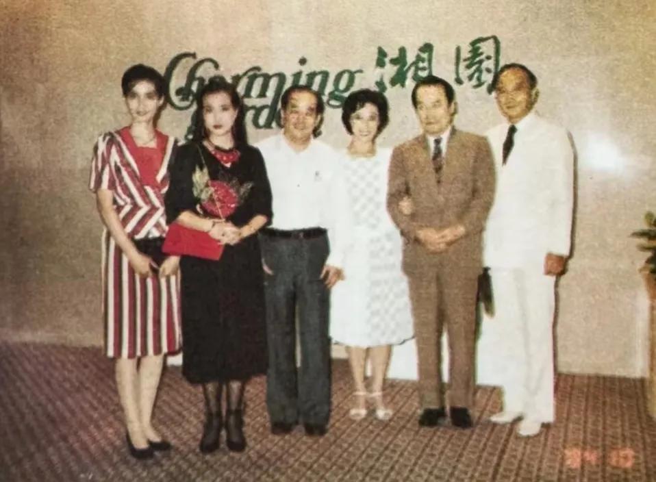 84年，孙道临 项堃 潘虹 王馥荔 刘晓庆一起出访新加坡
刘晓庆边上的应该是王铁