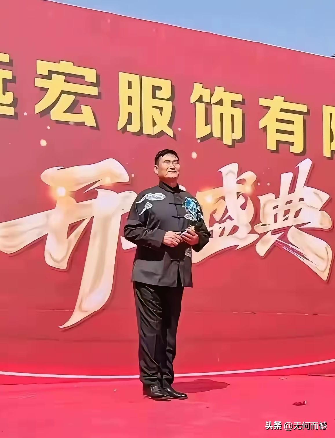 大衣哥的腰板挺的太直了，应该减减肥了，岁数大了，身体又这么肥胖，腰是受不了的，我