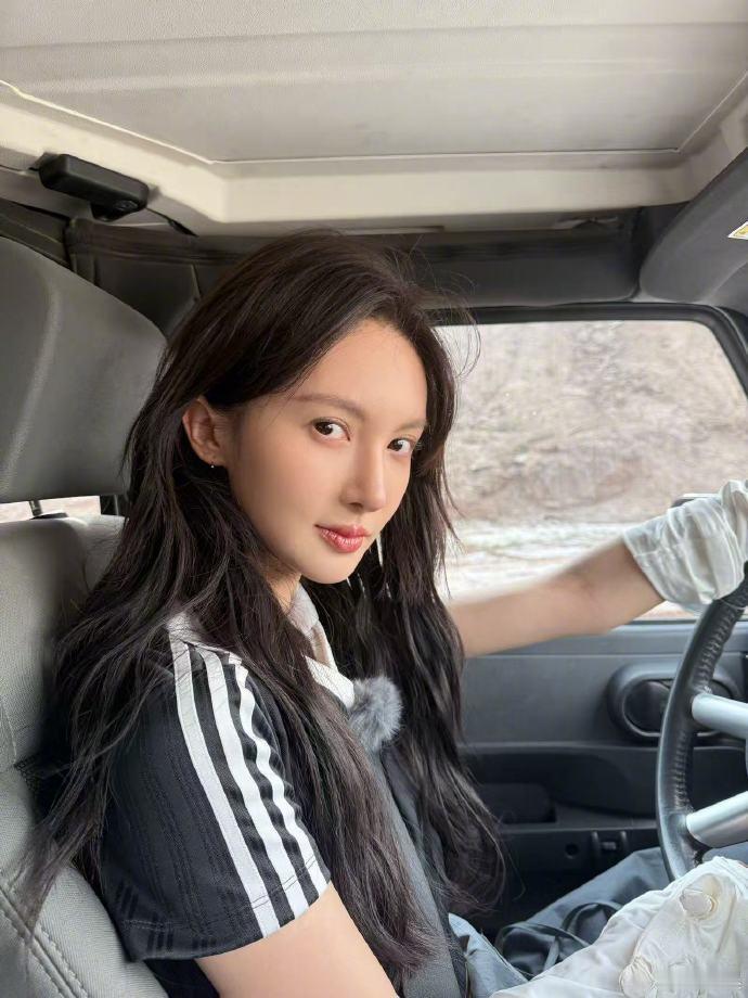 黄明昊拍的金晨美成啥了 金晨晒黄明昊拍的金晨才发现啦！金晨是“金”牌跨坡选手[酷