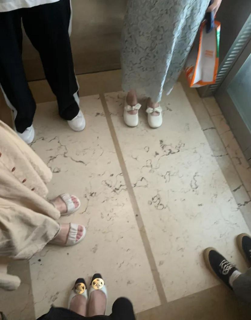 成都应该改成女都!
随时下班路上乌鸦鸦都是女性，今天坐电梯又印证了成都女多男少的