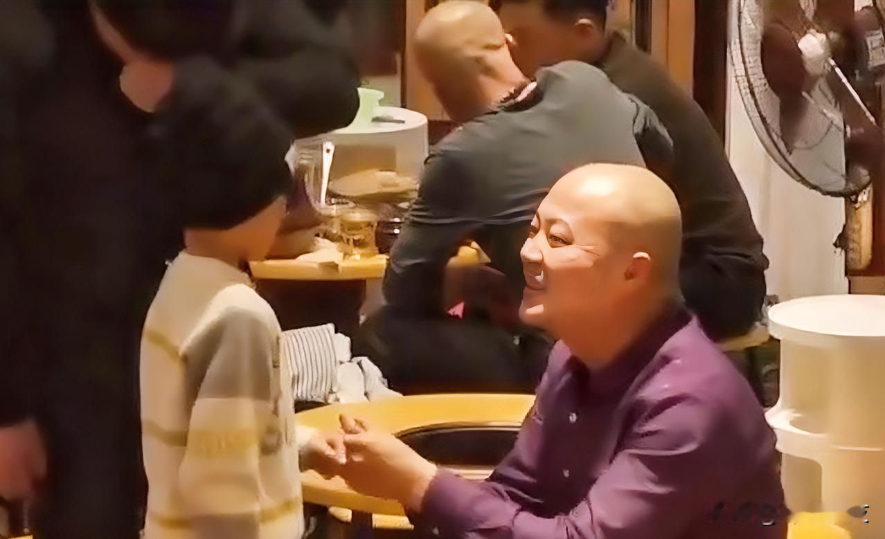 当化疗男孩走向光头叔叔，摸着光头男的头顶，问了句：“你有超能力吗？光头叔叔，由怒