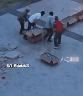 5月3日中国青年报报道，山东一户人家办喜事，大喜之日，院子烟花齐放十分热闹，大伙