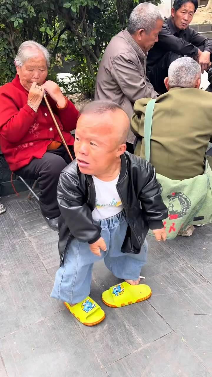 有人。