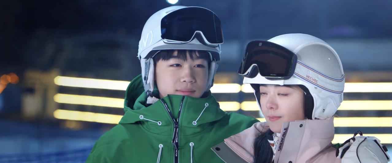 姜锐滑雪回来，就看到庄序一行人让他姐聂曦光帮忙拍照。于是顺手接过聂曦光手中的手机