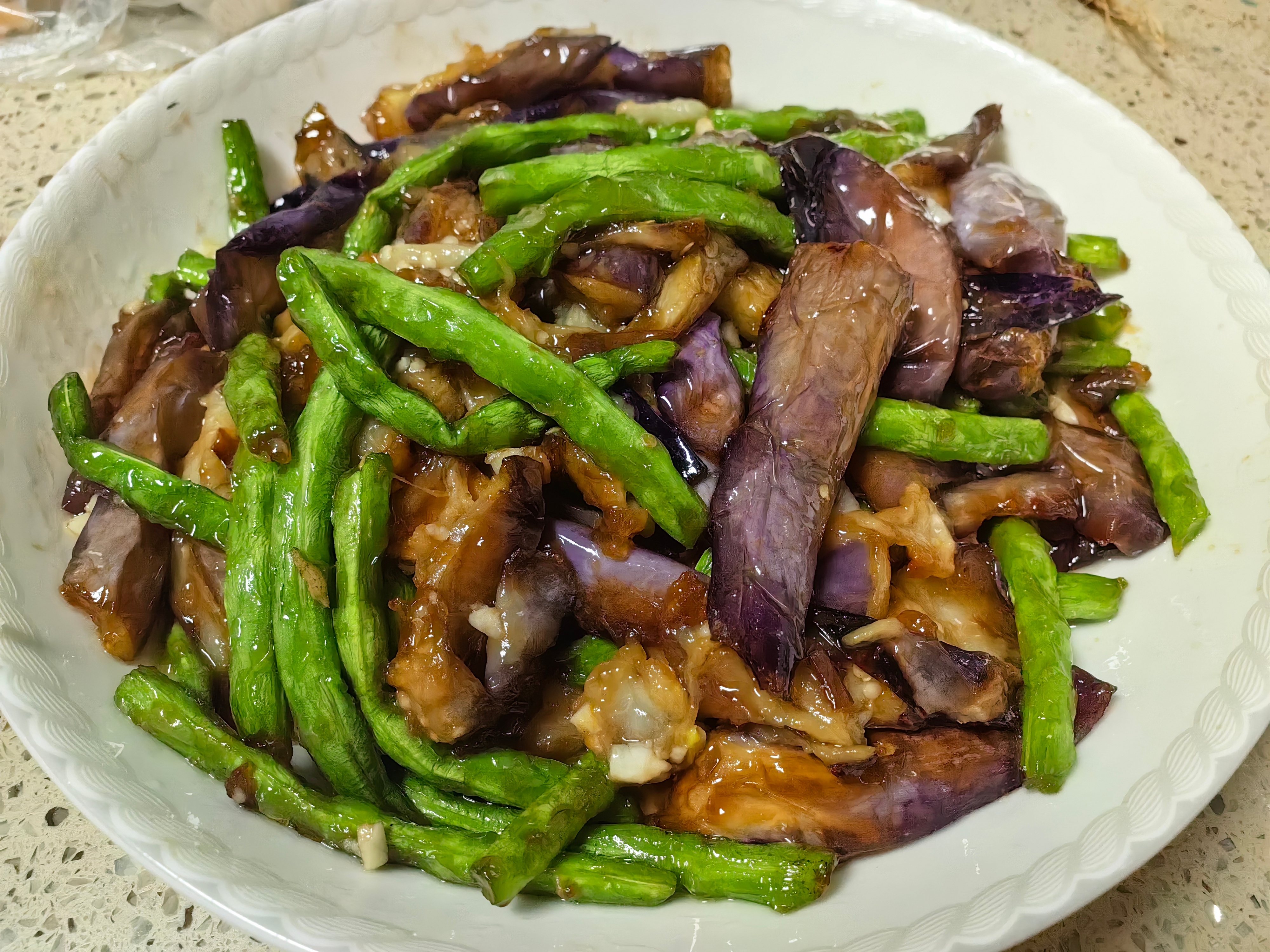 每日一餐分享卤肉，清蒸黄翅鱼，豆角茄子🍆卤鸡腿🍗。 
