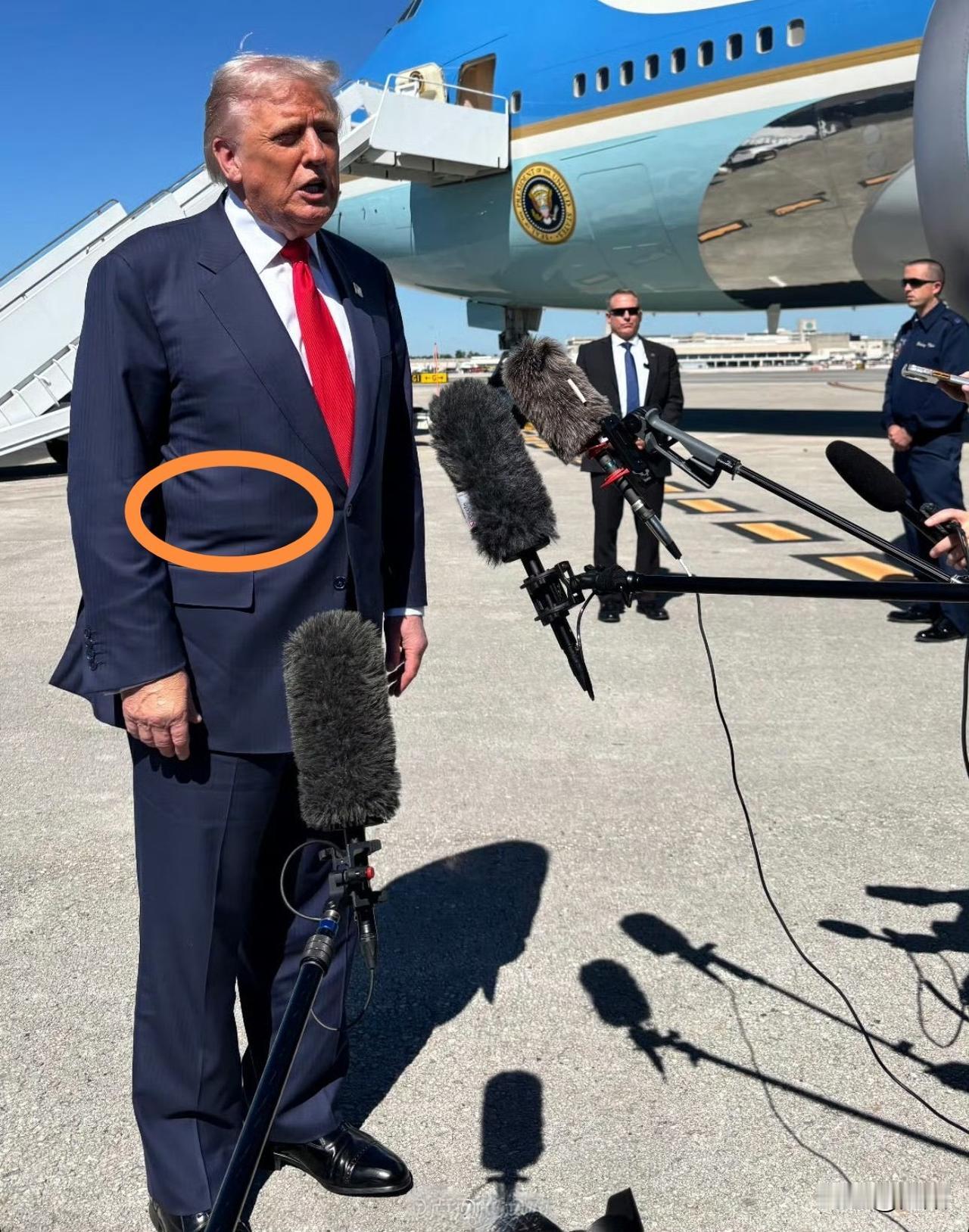 眼尖的网友发现川普的侧腰里好像藏着一个长方形的小盒子，是BP机还是新iPhone