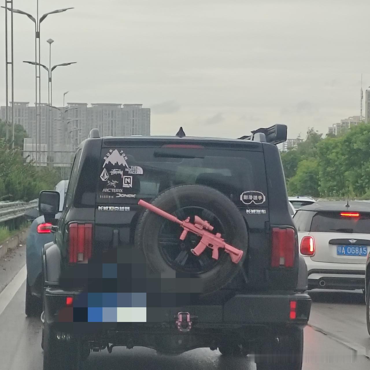 《潜伏》中的马奎为什么必须死?
马奎得罪了站长，他查站长的黑历史；得罪了陆桥山，