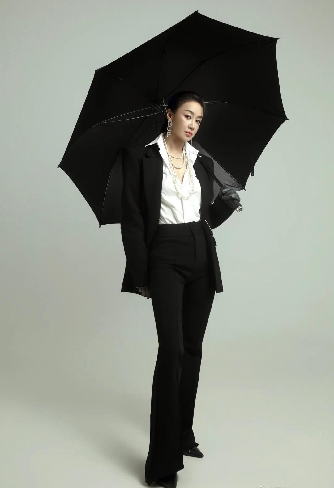 简约私服尽显高级感，气质温婉大气，自带知性滤镜，好奇初舞台会选择温情慢歌。