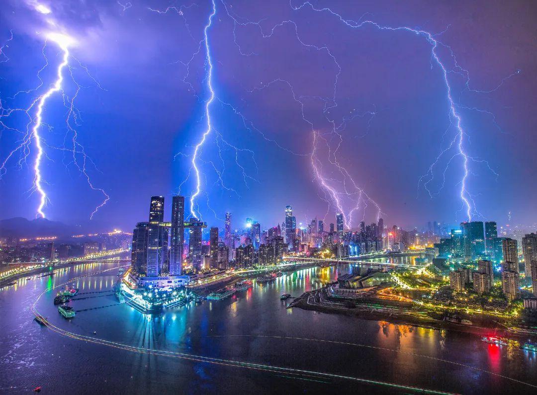 雷电是天空的画笔，给8D重庆画了个高光。