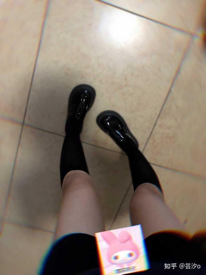 女生的袜子到底有多脏？

还好吧 有时候酸酸臭臭的我觉得很好闻