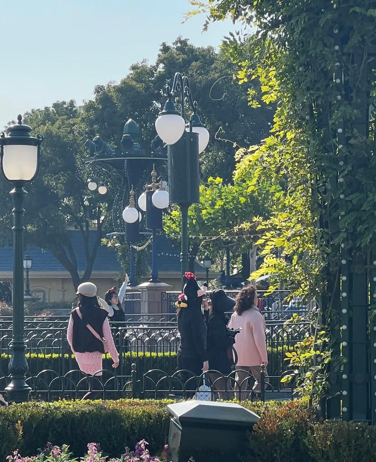 唐嫣罗晋带娃逛迪士尼  唐嫣罗晋一家逛迪士尼 夫妻俩感情还是很不错的 