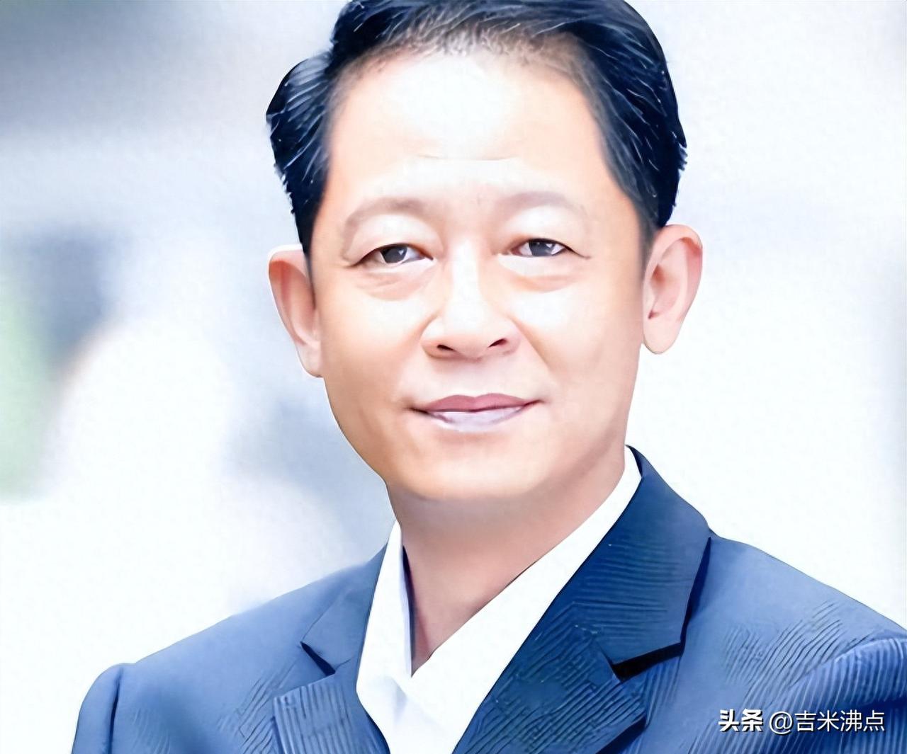 演员说不要坟墓，网友吵翻天，他到底经历了啥。
最近网上有段旧视频翻红了，是演员王
