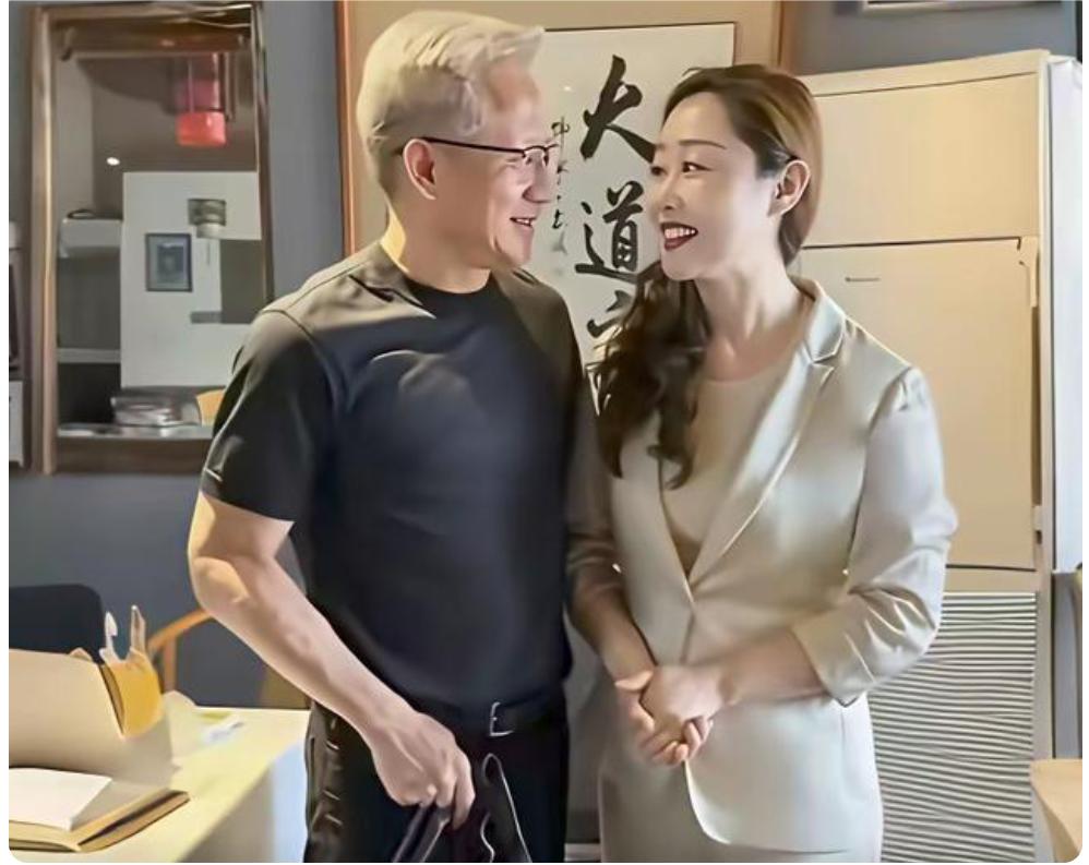 黄仁勋到访北京什刹海庆云楼与饭庄老板娘的现场合影，从图片上看，黄仁勋紧握着老板娘