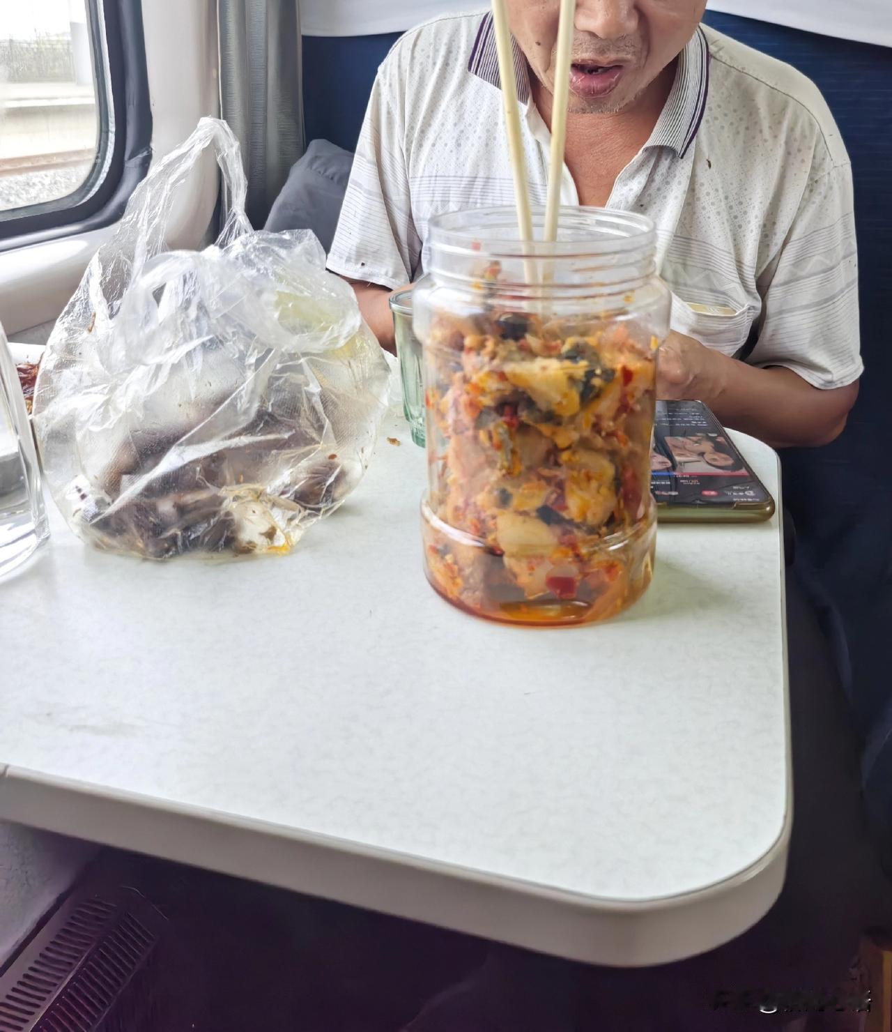 今天我要去沈阳了，依然坐的是绿皮火车，又是窝火的一次旅行。

我对面做的这个男人