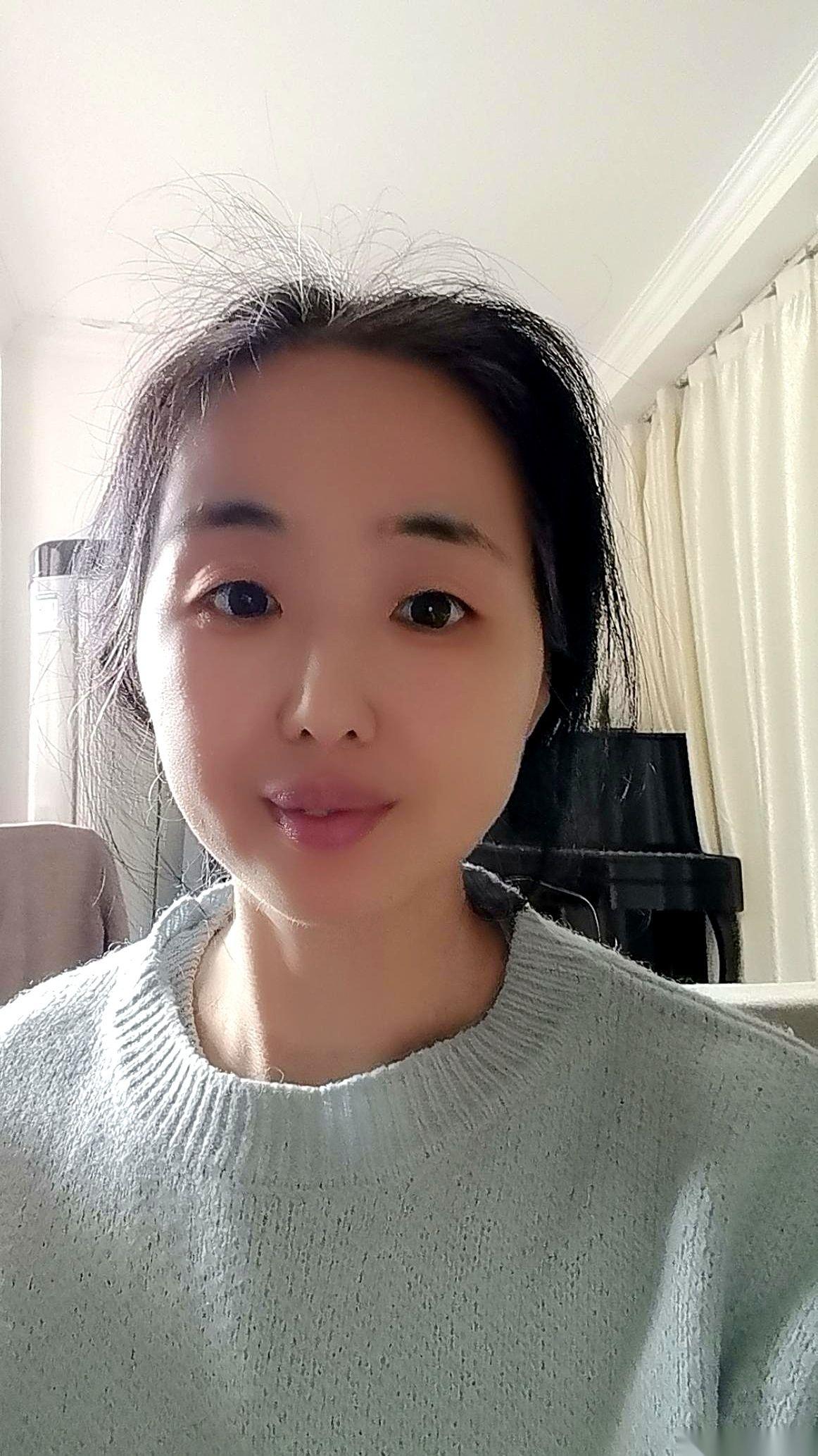 我老公最近像换了个人，看盘时，整个人缩在沙发角落，屏幕光映在脸上。只要我一推门，