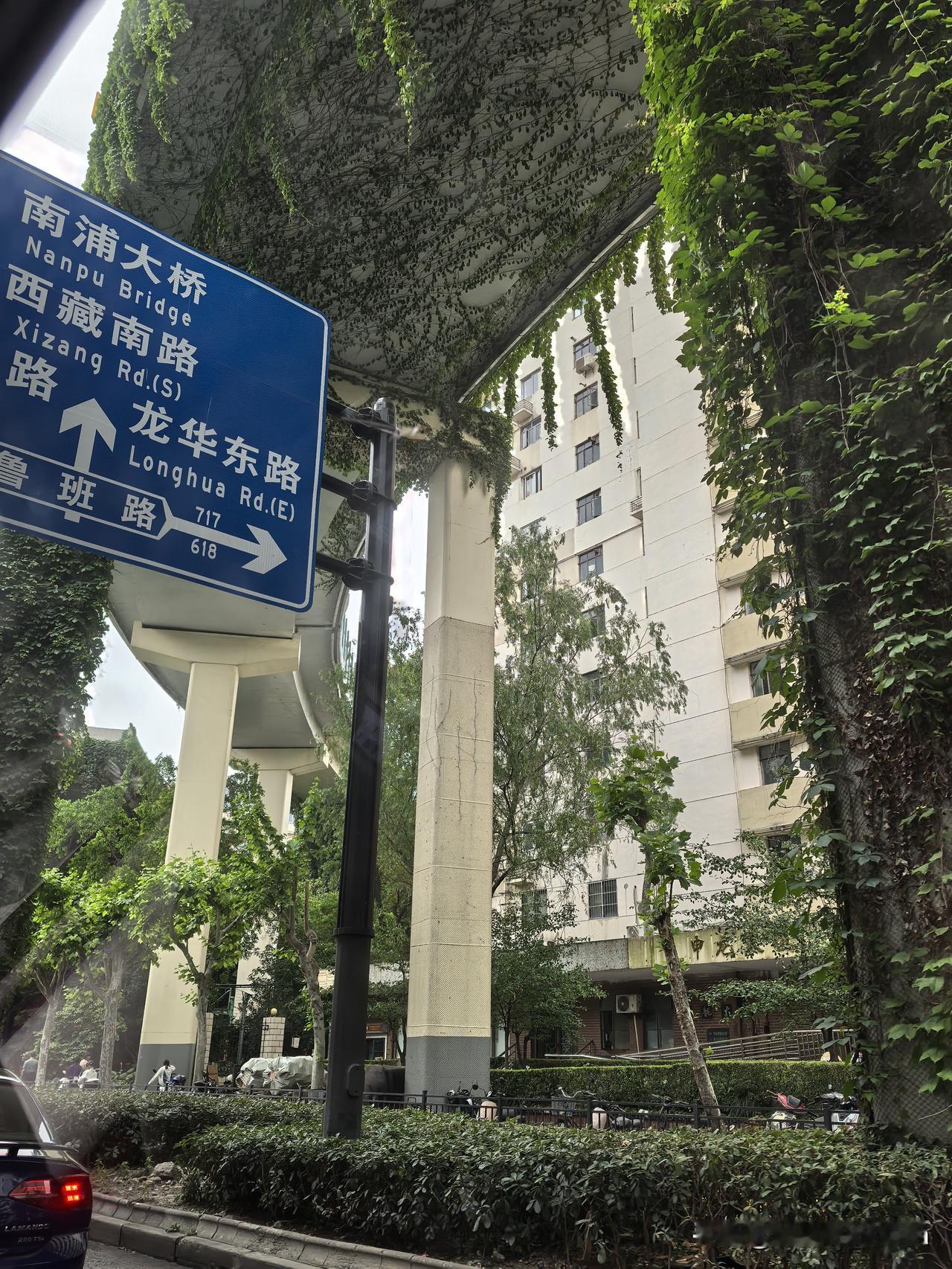 本月6日，我种了左上两颗牙，今天老公驾车带我去牙科诊所拆线并洗牙。种牙那天，医生