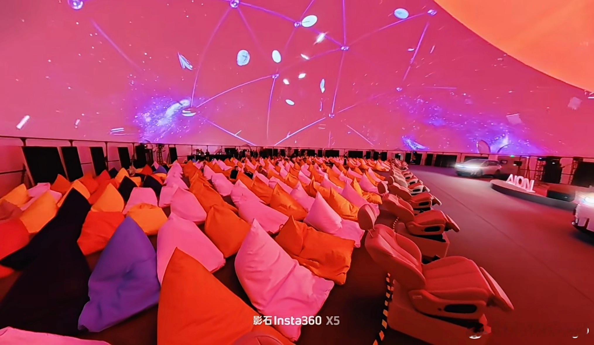 汽车发布会现在太卷了，你能相信，这个发布会是躺着开吗？