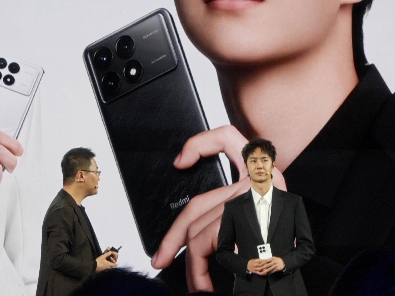王一博现身红米K70发布会，真人比屏幕上更帅！卢伟冰也很帅，不知道后面的合同有没