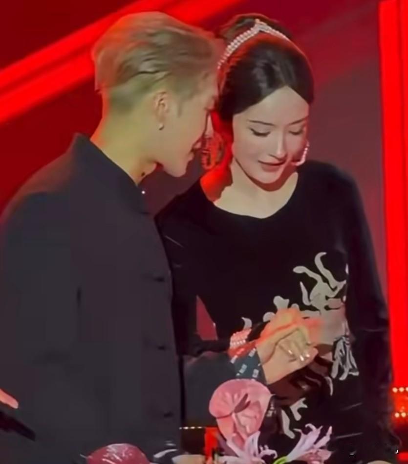 王嘉尔扶杨幂下台

最让人心动的莫过于王嘉尔扶杨幂下台这一幕。王嘉尔全程绅士护体
