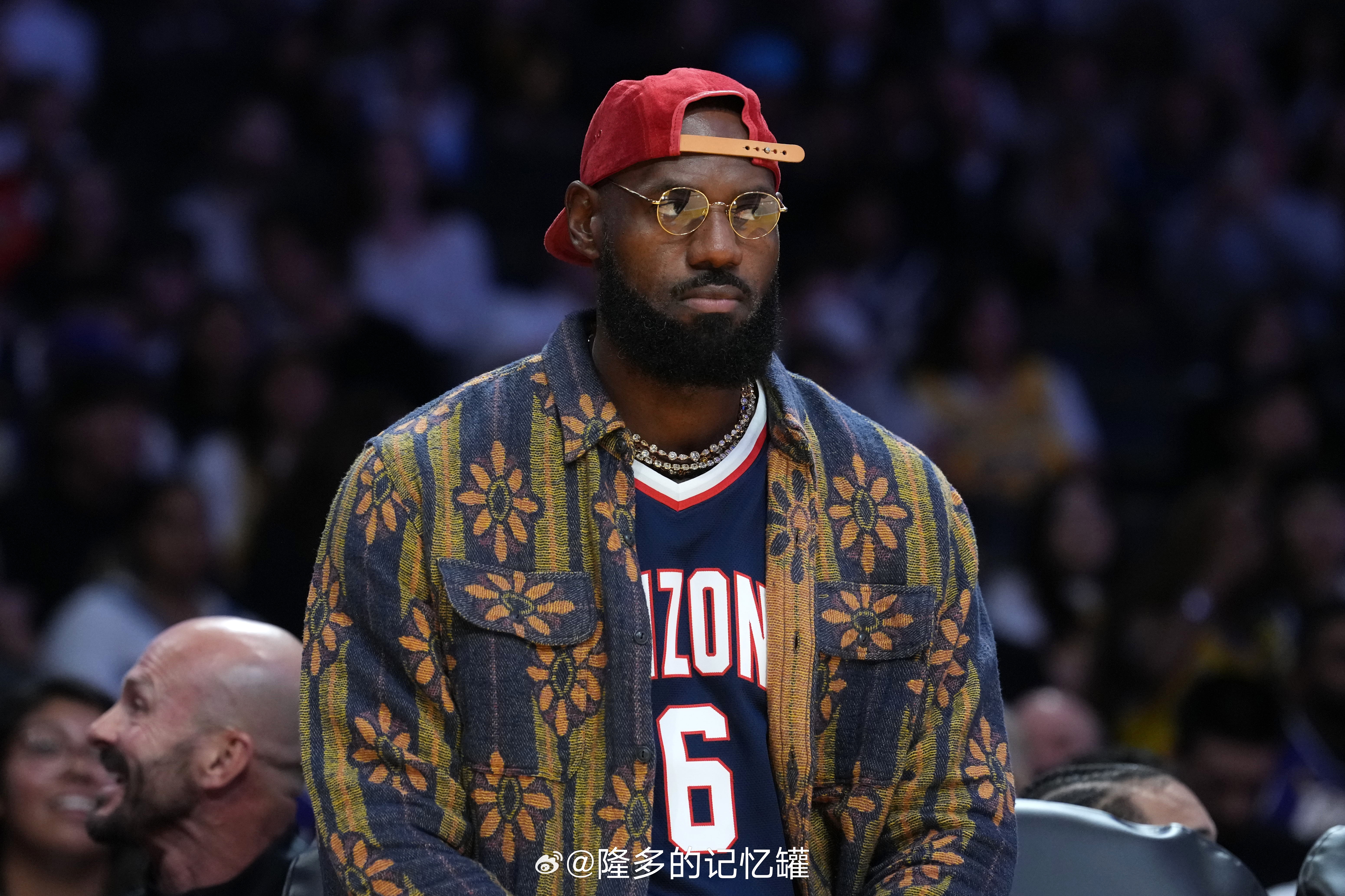 湖人这么赢下去，老詹是挺尴尬的，占着茅坑不拉屎，弄个决定再骗骗粉丝，这个大家能达