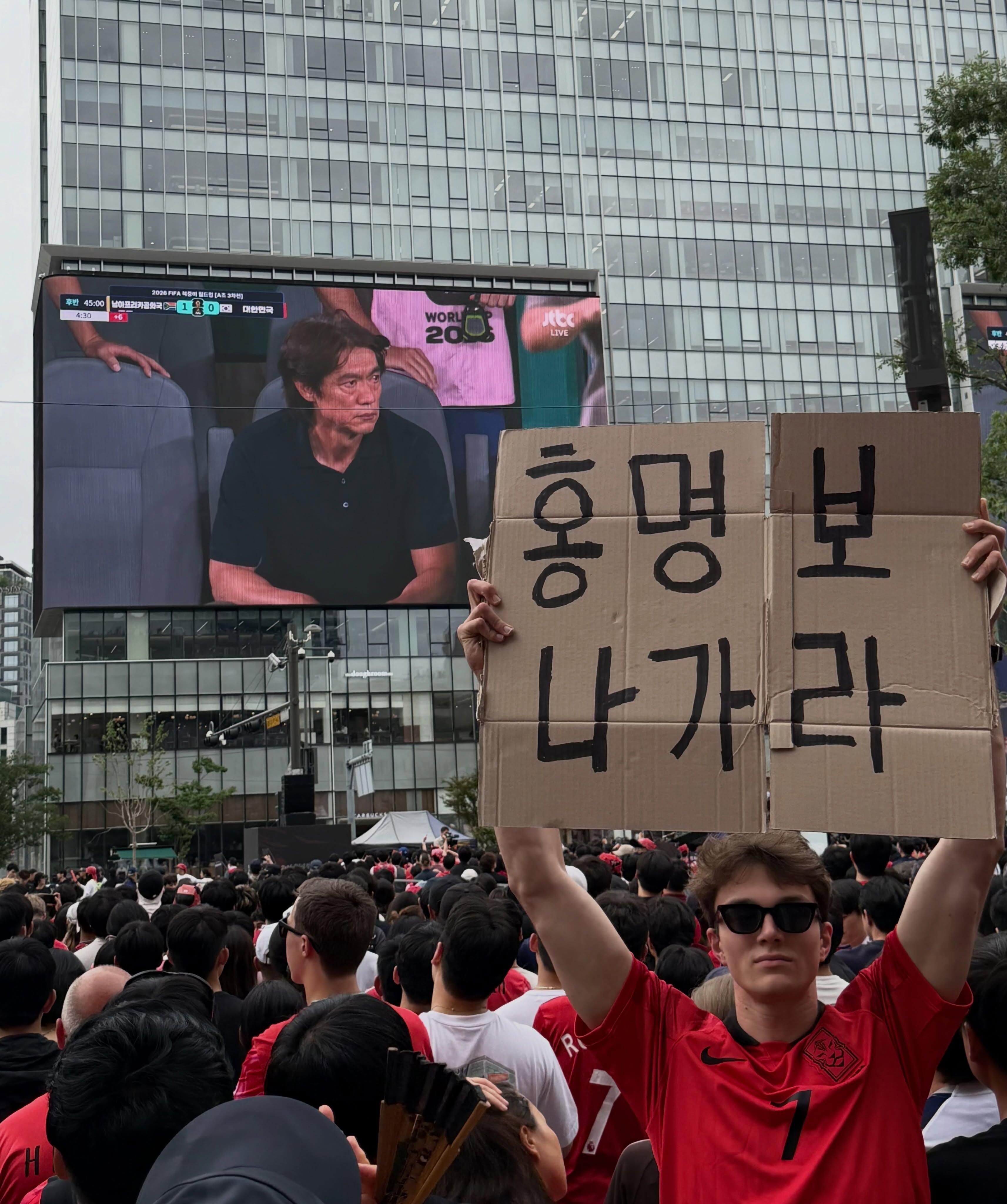 韩国球迷彻底炸了韩国队接连输球进攻乏力，大批球迷线上线下纷纷吐槽，不少网友直言韩