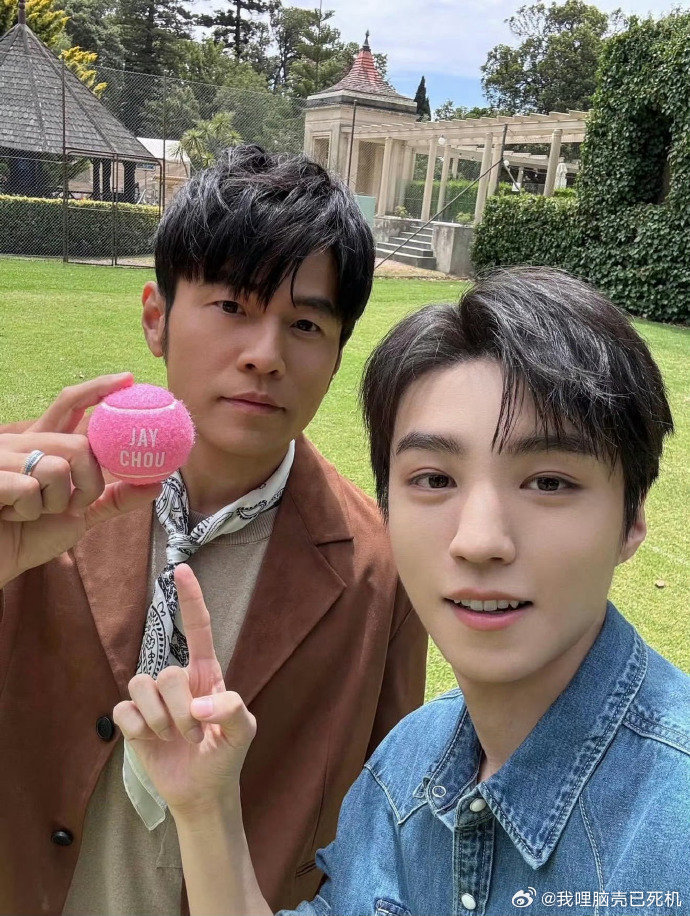 王俊凯晒与周杰伦比耶照王俊凯分享一下周杰伦 王俊凯分享一下周杰伦，王俊凯晒与周杰