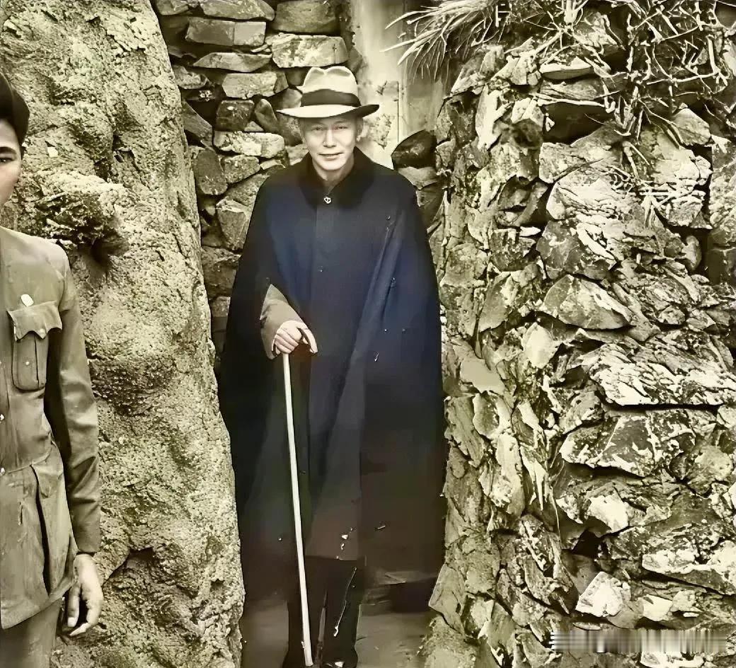 这是1954年，蒋中正最后一次回浙江时，留下的一张罕见老照片，当时的他从台湾乘坐