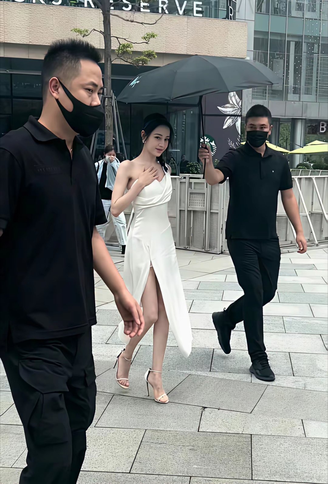 迪丽热巴现实中腿好直啊 