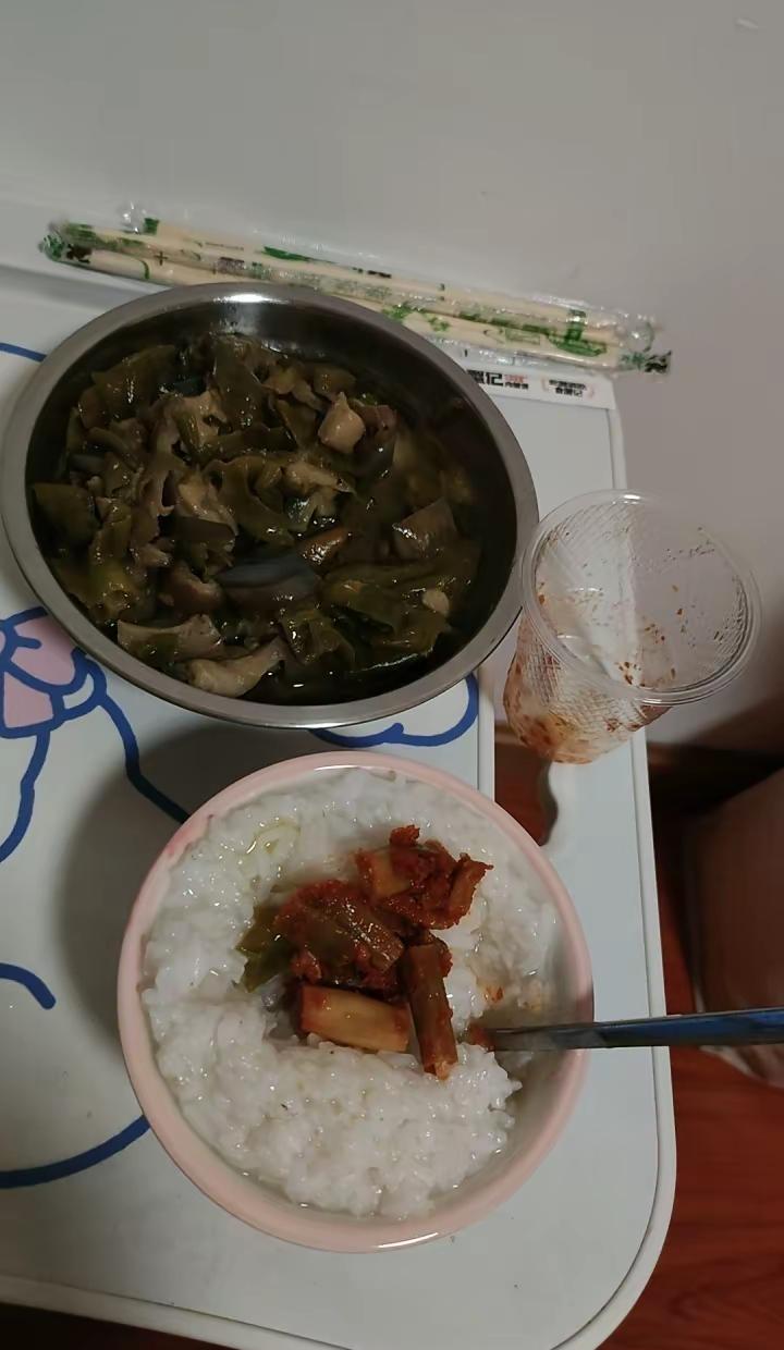 其实有时想想，嫁给桂晓东是保命，因为生的是女孩本来就是保命，而且女的多次生孩子会