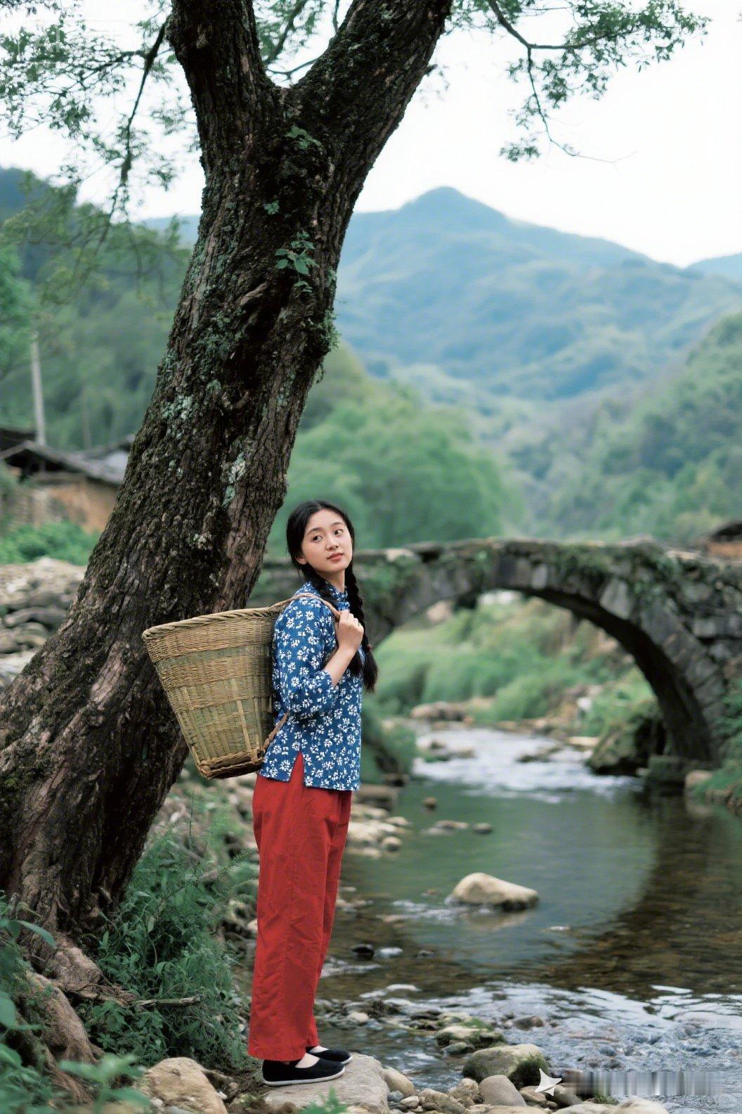 山野间的小姑娘，背着竹篮，悠然自得。