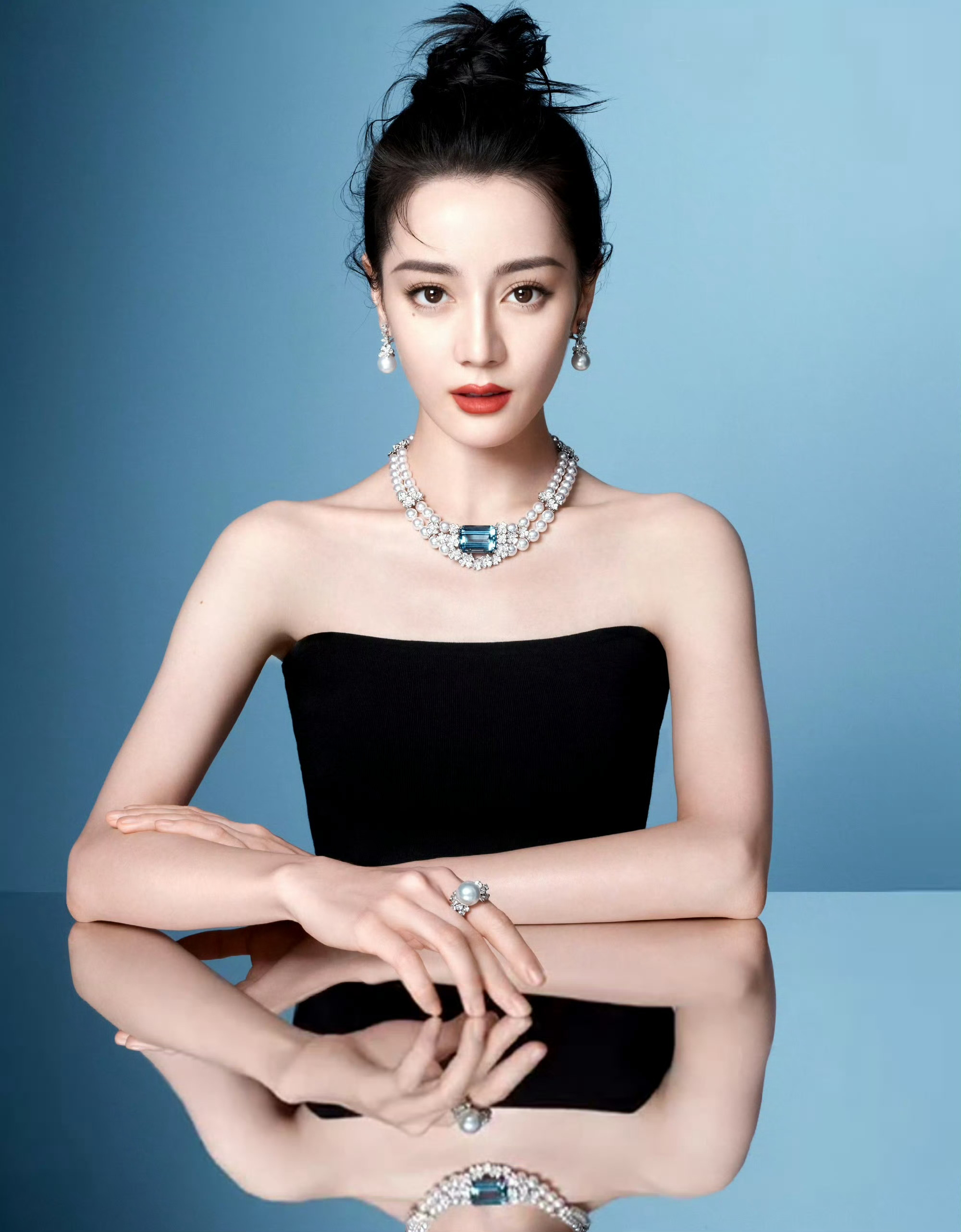 弘扬爱国主义精神，必须坚持立足民族又面向世界。中国的命运与世界的命运紧密相关。我