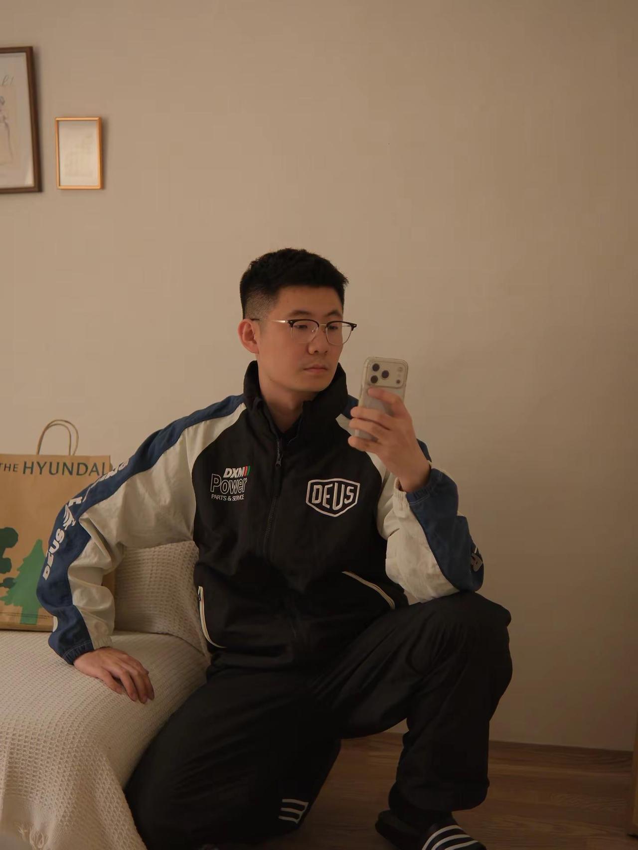 宝 我坐了一夜也没见你回我消息 我想不是你不够爱我 只是这夜不够长男生休闲随拍 