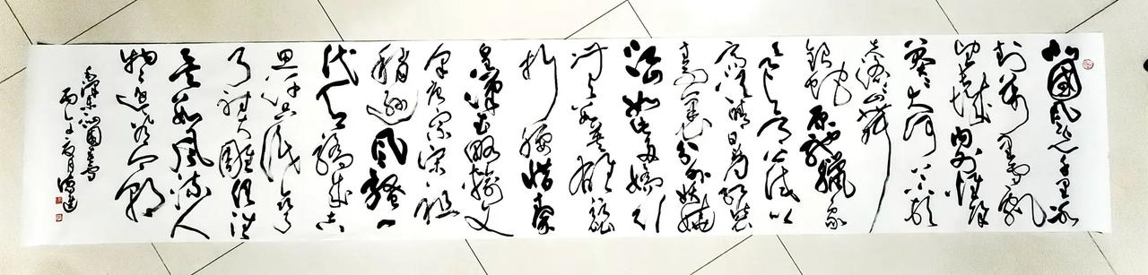 3 米 2 巨幅草书《沁园春・雪》         笔墨奔放跌宕，线条开合大气，