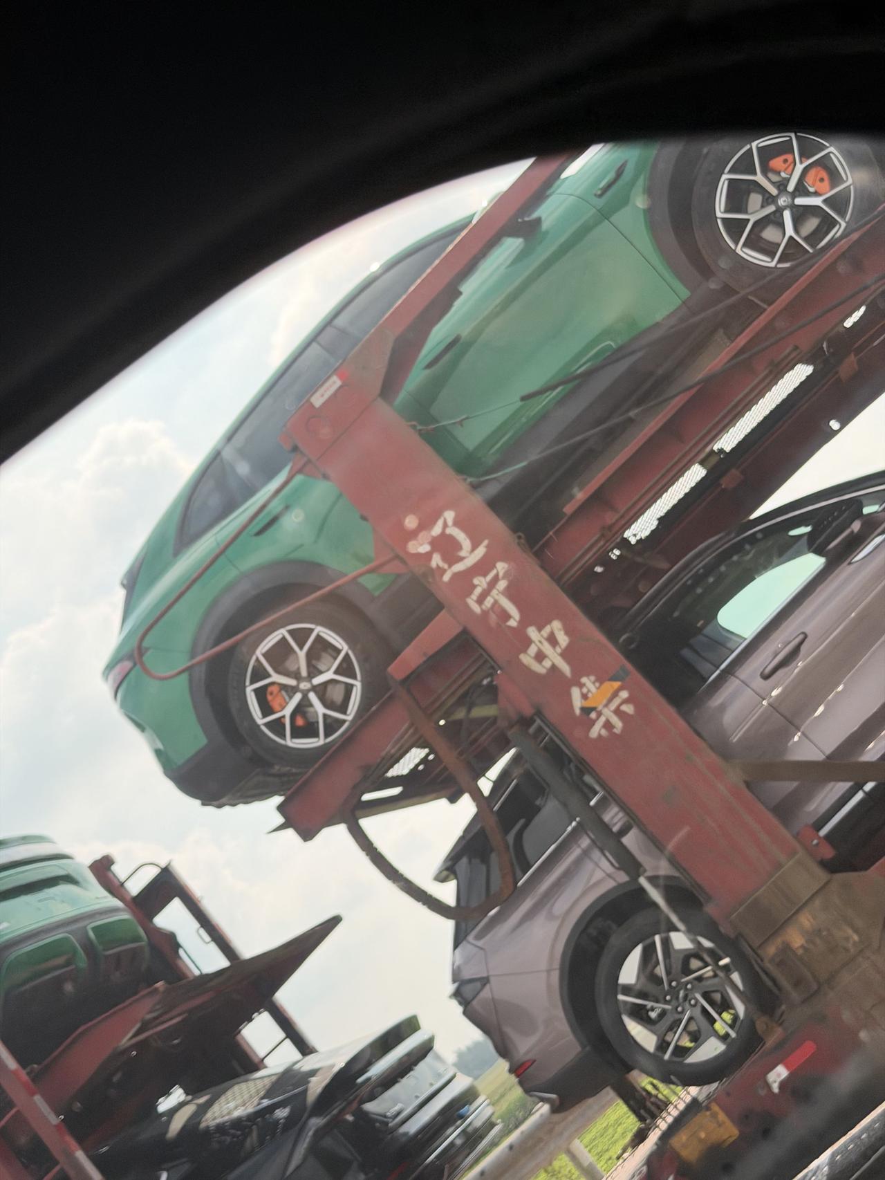 高速偶遇一堆新车，绿色的这是什么车？你们能猜出来吗！？[捂脸]