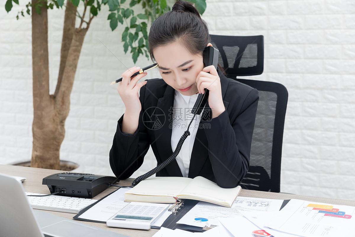 秘书意外穿小鞋后爆发报复行动，名誉危机瞬间升级，职场风云突变！

李然是一家知名