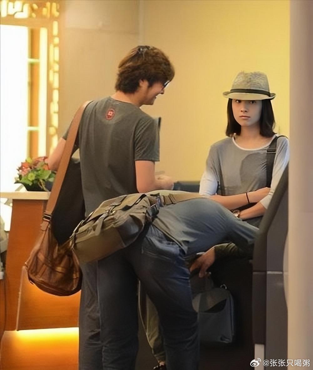 2013年，董洁与王大治在某酒店前台时的画面，王大治的背影瘦高瘦高的。虽然，只是