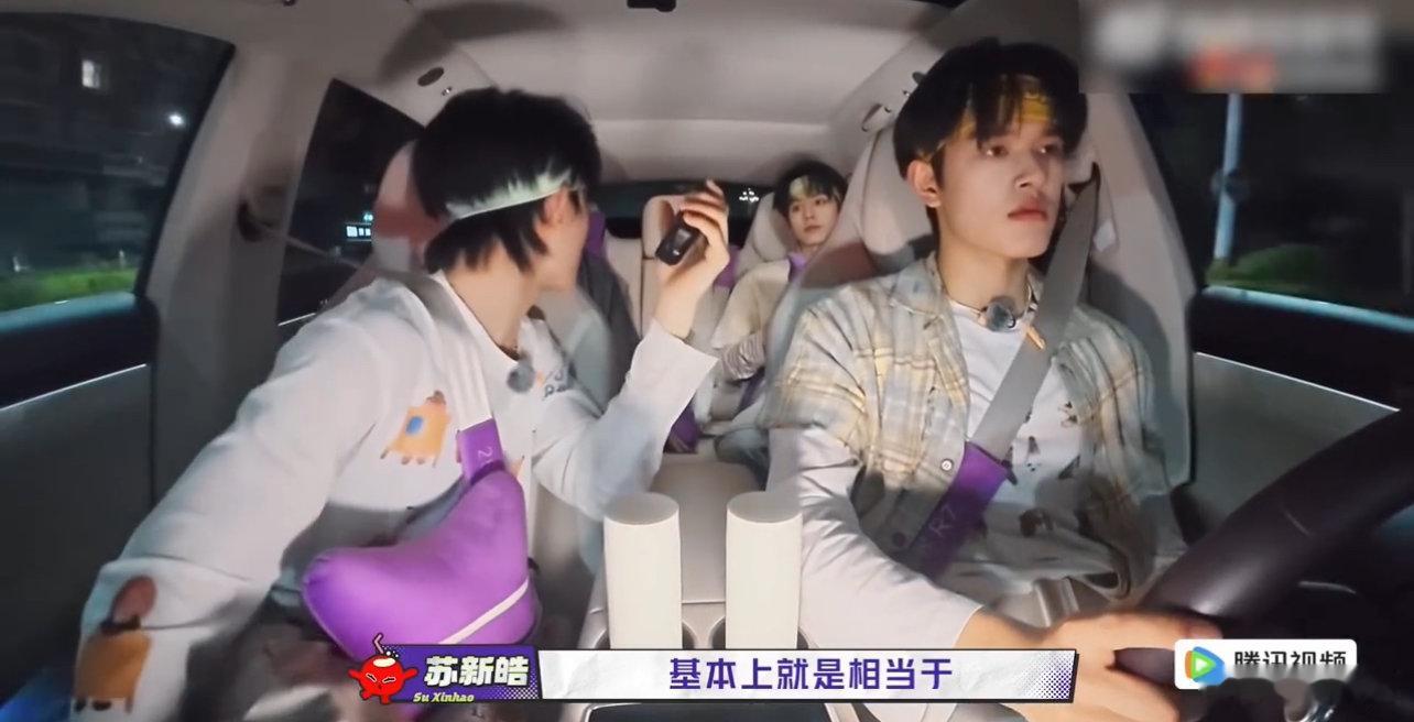 苏新皓19岁就能养家了倪萍夸苏新皓 苏新皓和倪萍老师聊天的时候表示他们现在基本上