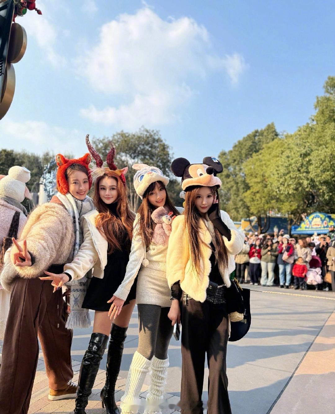 我真的脸盲，这都是谁呀？我只看清了李小璐，还有拳王邹市明的媳妇儿，其他两个人是谁