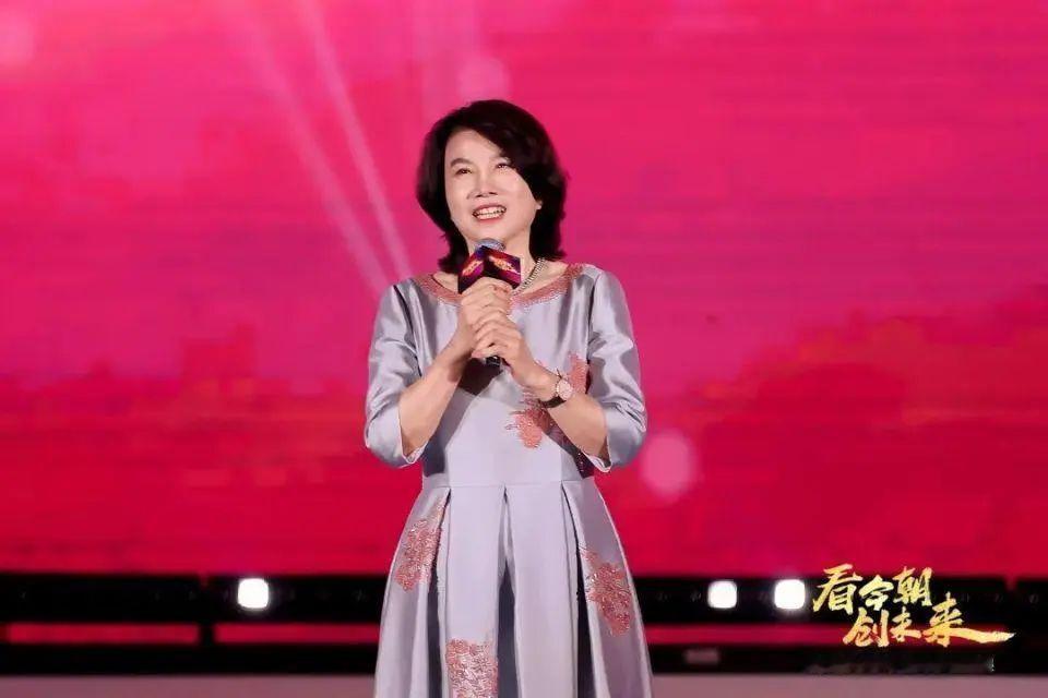 对于吹捧自己的人，董明珠曾表示，“反正一跟我讲，董总我们绝对对企业忠诚的，跟我谈