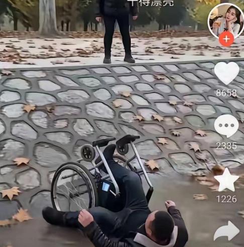 妻子推半身不遂丈夫出门散步，丈夫一句催促引爆多年矛盾，从一句抱怨到轮椅跌落沟里，
