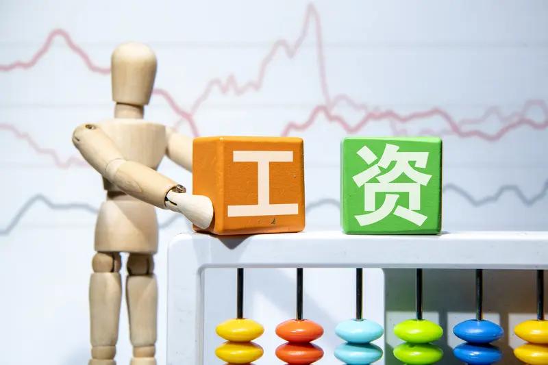 12名农民工被拖欠工资32万余元，开发商想用5个车位抵薪；当事人发现该小区上千车