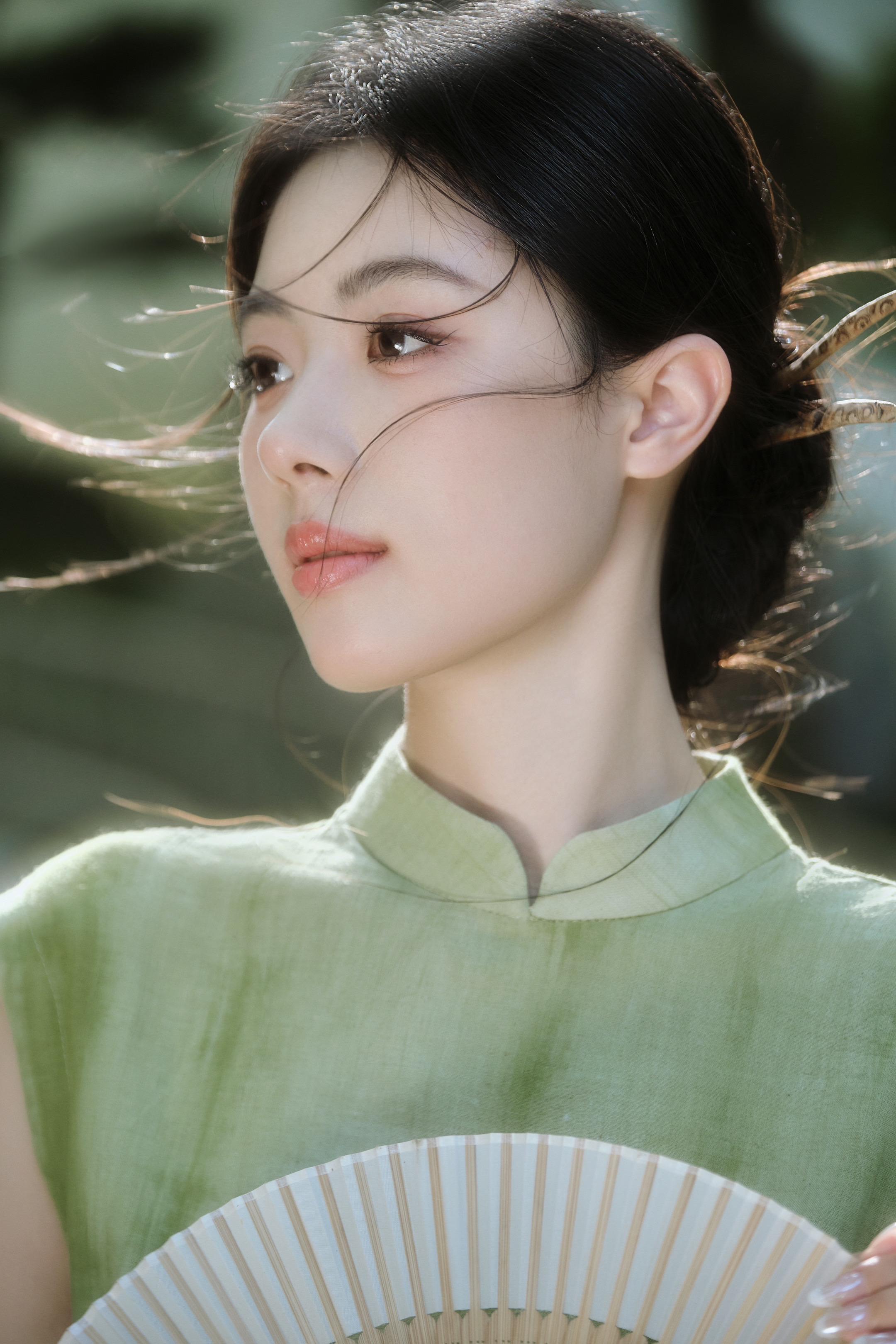 〝曳绿垂眸，风动声色。”